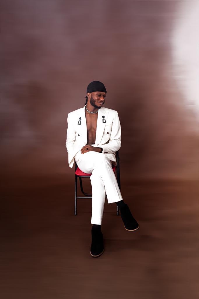 Bubble_minakie's tweet photo. See fine boy na, #LadeleOurMCM is even cuter than your MCM, not only is he cute but his voice is top notch and his new so big “X and O” will blow you away 😍 https://t.co/ots4CFL8Pa