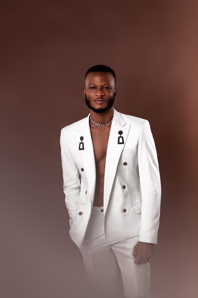 Bubble_minakie's tweet photo. Fine boy with an amazing song, @official_ladele is my new fav, my MCM, if you’ve not listened to his song “X and O”, you’re on a long thing😩❤️
#LadeleOurMCM https://t.co/HCrNNxJXaN
