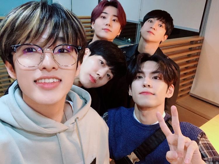 Dowoon in between Jae & Young K, a thread:  #JAE  #YOUNGK  #DOWOON  #DAY6