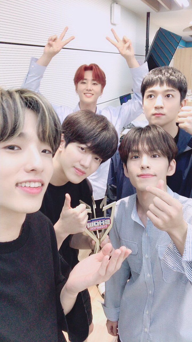 Dowoon in between Jae & Young K, a thread:  #JAE  #YOUNGK  #DOWOON  #DAY6