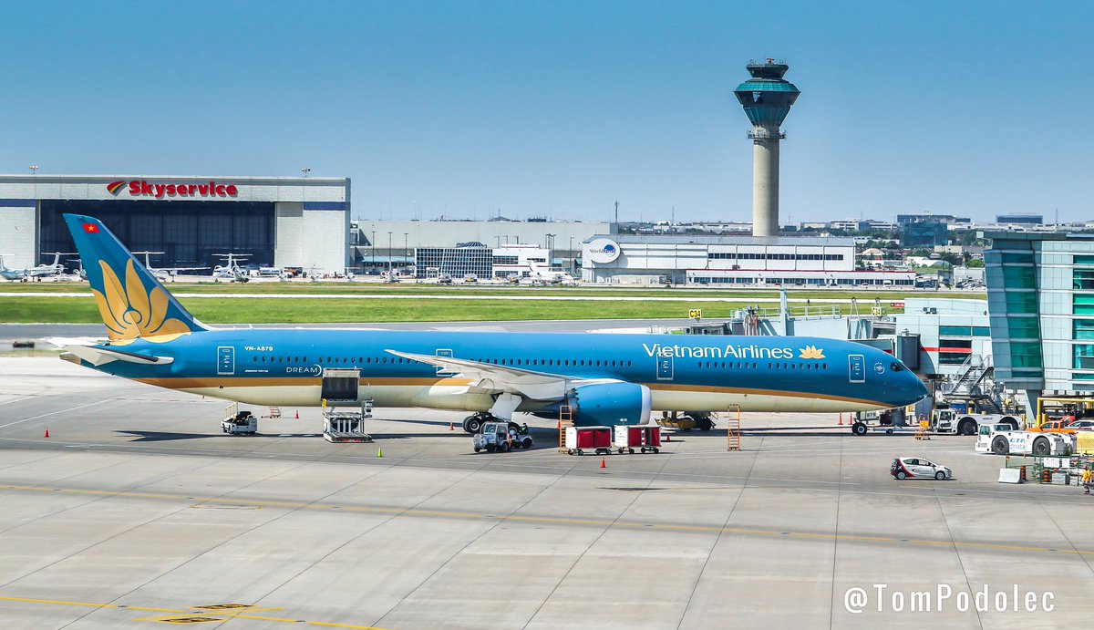 TomPodolec's tweet photo. PHOTO Vietnam Airlines #VN9 from Hanoi visited Toronto this morning. Departed to Chitose, Japan. VN-A879 Boeing 787-10 https://t.co/vEWAedGru1