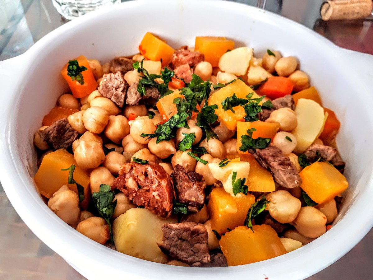 Vino de Montaña, un Malbec mineral, volcánico y secante . Guiso de garbanzos ,chorizo colorado ,carne de res y vegetales.La vida es bella.