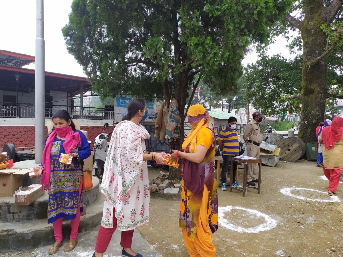 Distributed sanitary pads and juice boxes to sanitation workers of Nagar Palika Mussoorie. Heartening to see how the whole town is taking care of the Corona Warriors as they keep up the vigil against Corona. Such is life in the hills 😊

#IndiaFightsCorona