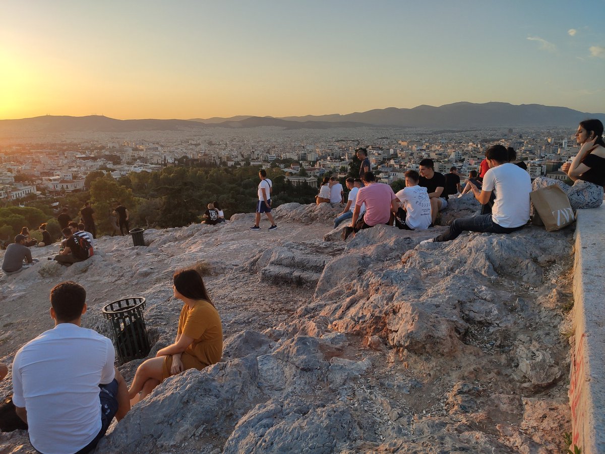Au coucher du soleil, des jeunes se réunissent sur une colline près de l'Acropole. Ils admirent la vue sur la capitale en buvant la bière locale Alpha. Ici, pas de masques ni de distanciation sociale, mais une vie qui suit son cours.  @RTSinfo