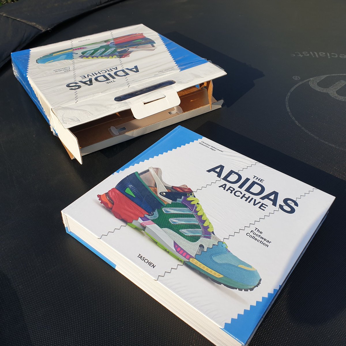 yury_istomin's tweet photo. β¦@adiFamily_β© β¦@RetroSolesUKβ© β¦@man_savingsβ© massive drop tonight. Huge piece of history of #adidas Amazing book for #YurYRace https://t.co/9saoGlb6N1