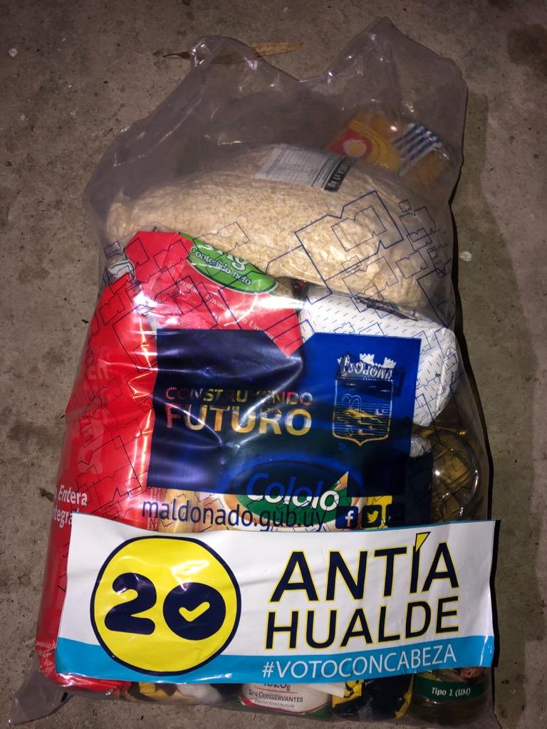 rodrigoblas_'s tweet image. Algunos aburridos hacen circular fotos de canastas de la intendencia con calcos de agrupaciones del Partido Nacional.Es una burda manera de tratar de ensuciar la cancha(otra más)Las canastas son levantadas directamente por los beneficiados.
No jueguen con esas cosas