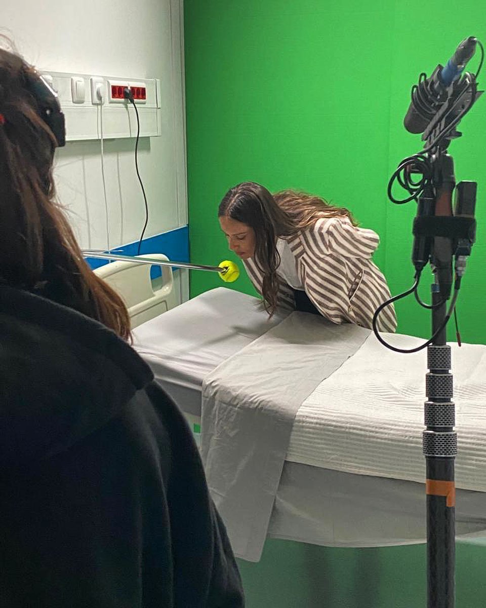 Seriepolis's tweet photo. La industria de ficción portuguesa es una de las primeras del mundo en reanudar sus producciones televisivas en medio de la pandemia del COVID. Por Ejemplo, así se están registrando los besos en la novela #TerraBrava. La pelota es luego reemplazada por una persona https://t.co/3bgBPddFzi