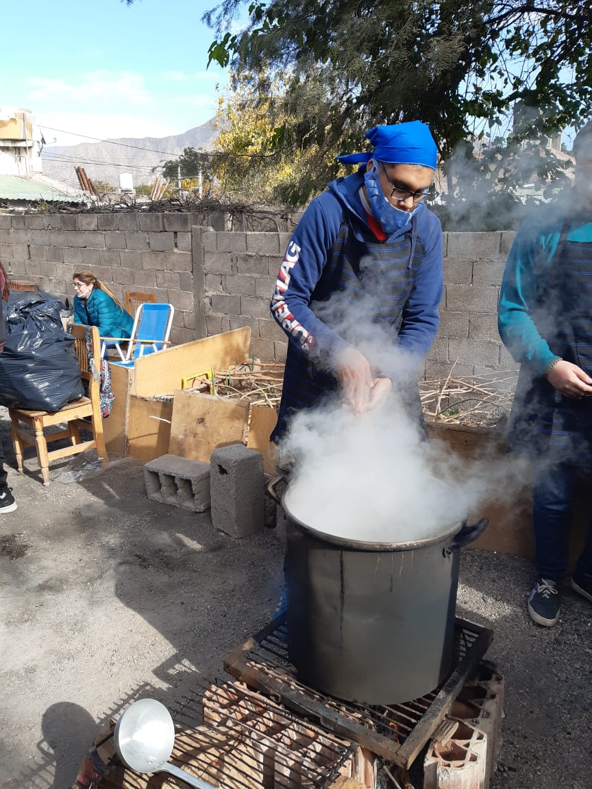 juventud_mb's tweet photo. Otra olla mas, estuvimos en barrio la florida con lazos solidarios cocinando para 150 personas, gracias por la colaboración de @octaviowamba1! Seguimos a la par de los que más necesitan. https://t.co/cOyMEBx6xK