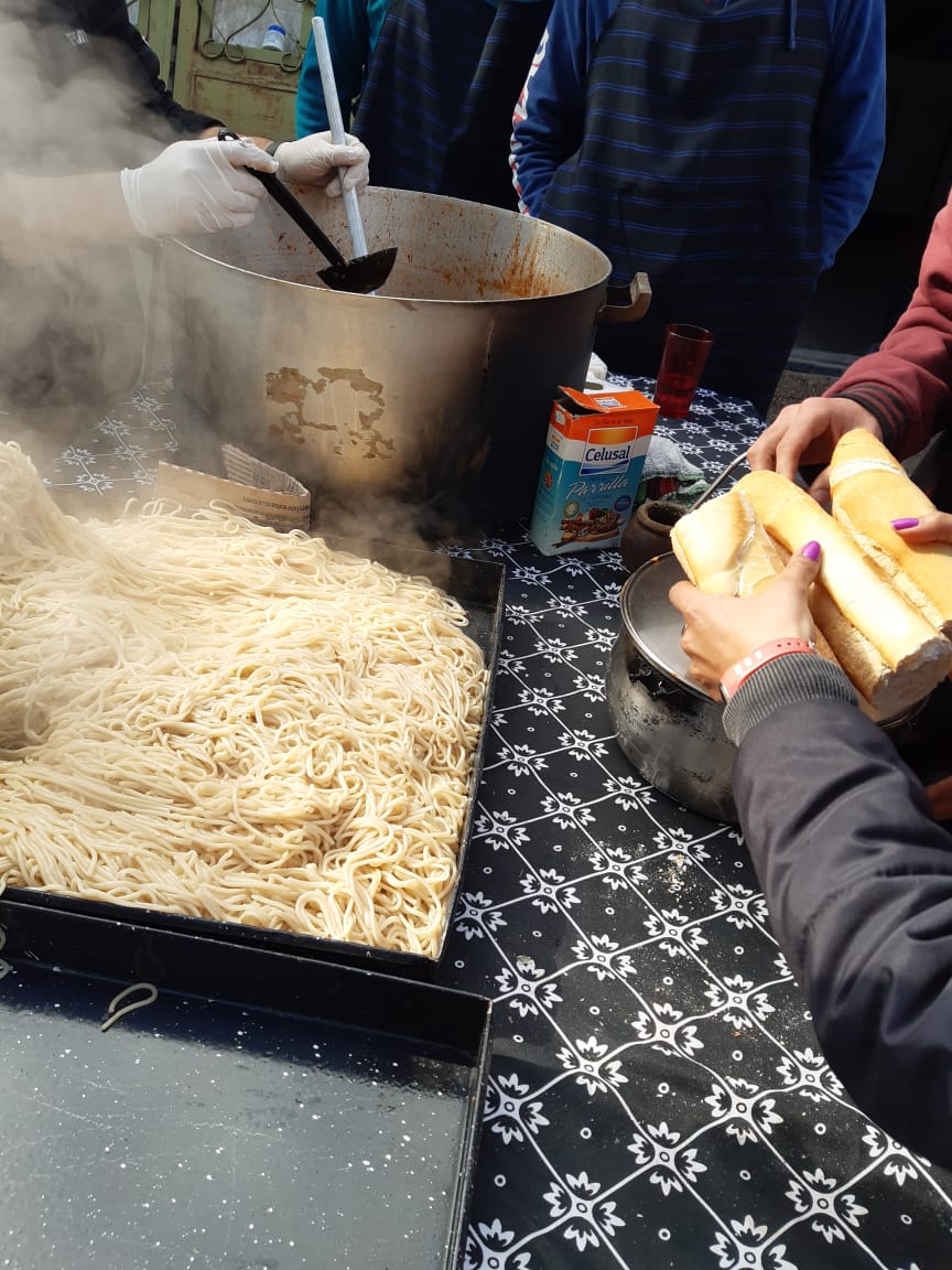 juventud_mb's tweet photo. Otra olla mas, estuvimos en barrio la florida con lazos solidarios cocinando para 150 personas, gracias por la colaboración de @octaviowamba1! Seguimos a la par de los que más necesitan. https://t.co/cOyMEBx6xK