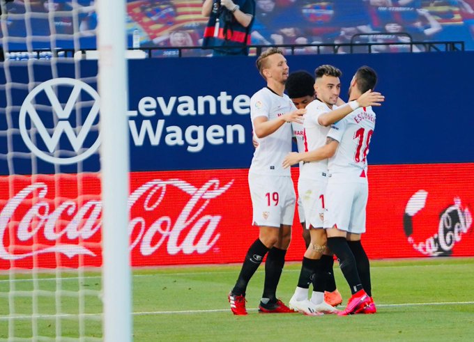 Los jugadores del Sevilla celebrando el tanto de De Jong | @SevillaFC