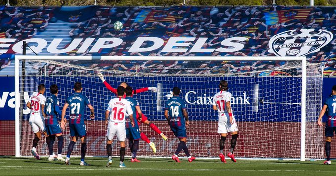 El zurdazo de Munir solo pudo evitarlo el larguero | @levanteud