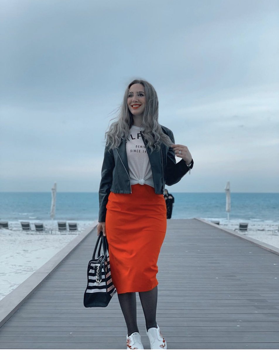 هل يليق بي الحلم! 
أشعر وكأنه فستان زفافٍ معطّر برائحة قوس قزح 
أرتديه كل يوم وأستنشق رائحته التي تشبه تلك الألوان
أنا لا أتزيَّن بحلمي 
أنا أرتديه فقط كي ينذرني بوجوده 
كي يعطيني مساميراً أطرق بها كل الطرق 

#لبنى_العيسى #إعلام #إعلاميات #صحافة #أخبار