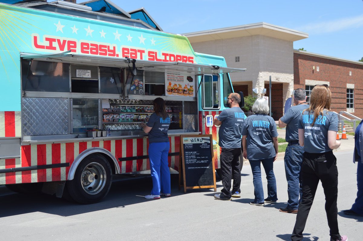 Last week, I had the opportunity to thank the selfless @UNTHSC students, staff and faculty volunteers who stepped up to set up the first community-based testing site in Fort Worth. I am proud to see the many young leaders who rise to the occasion &amp; serve our city proudly!