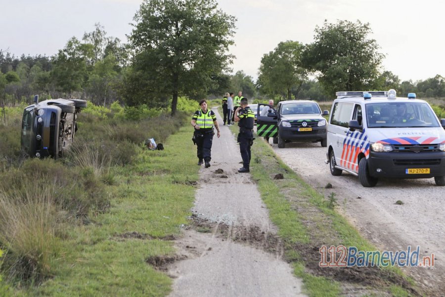 Auto raakt van de weg en belandt op zijn kant in #RadioKootwijk. 112Barneveld.
