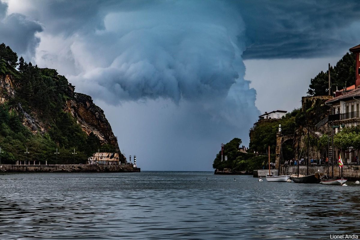 starbienatotxa's tweet photo. Pasaia . Va de nubes . Por Lionel Andia . Vía @urbixxx https://t.co/R8xaY7nFaX