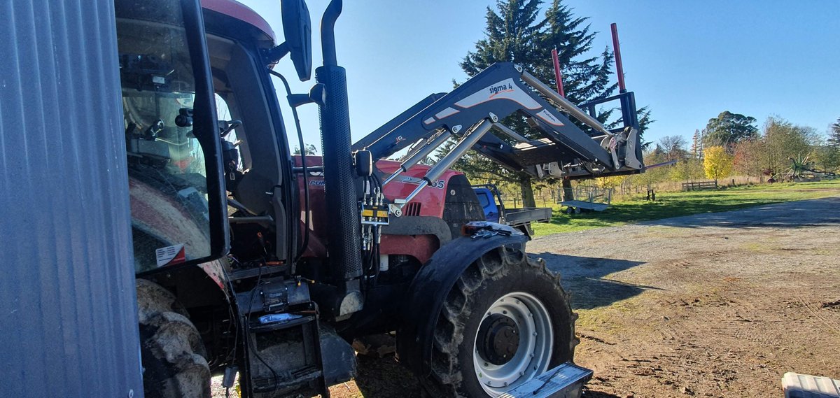 TotalAgControl's tweet image. 🚜 Yesterday Tony was out on a beautiful day fitting @topconag  @RDS_Technology loader scales in Klondyke. He even had a little helper in the cab with him while the bellbirds were singing outside 🐦
#nzfarming #precisionag #agriculture #farming #ruralnz #newzealandfarming