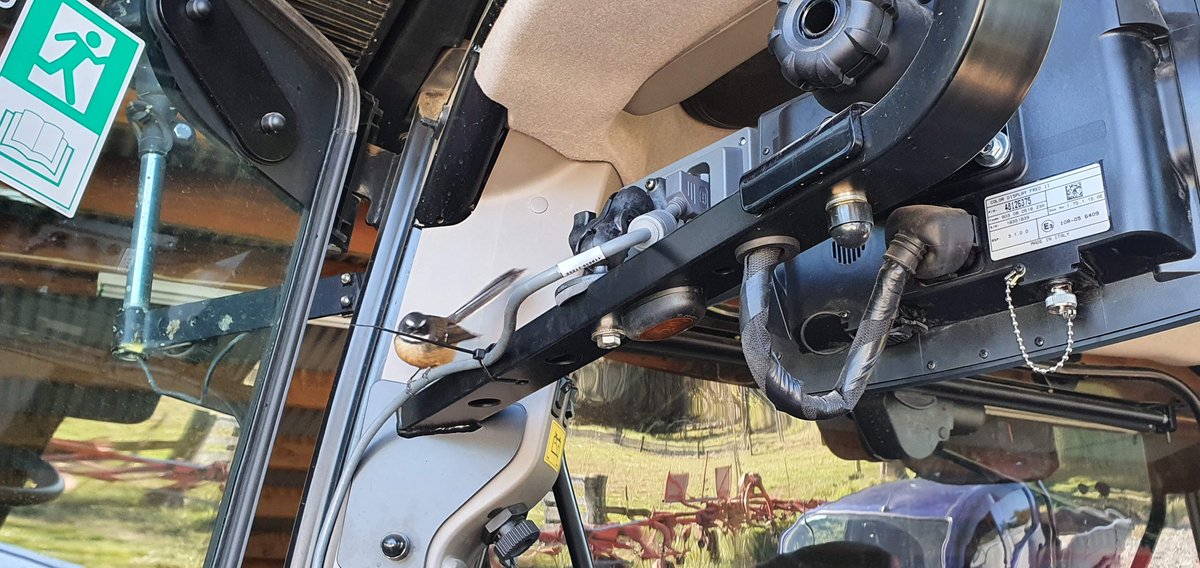 TotalAgControl's tweet image. 🚜 Yesterday Tony was out on a beautiful day fitting @topconag  @RDS_Technology loader scales in Klondyke. He even had a little helper in the cab with him while the bellbirds were singing outside 🐦
#nzfarming #precisionag #agriculture #farming #ruralnz #newzealandfarming