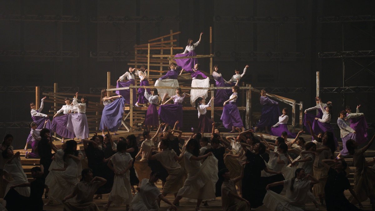 1 ⊿ Sing Out [MV & Performance Costume]The key item is the purple leather belt, of which every member received custom one.The costume designer was inspired by the linen skirts of the 1920s, but dyed purple to tie it in with Nogizaka's official colors https://twitter.com/korobizaka/status/1272229044533317637?s=20