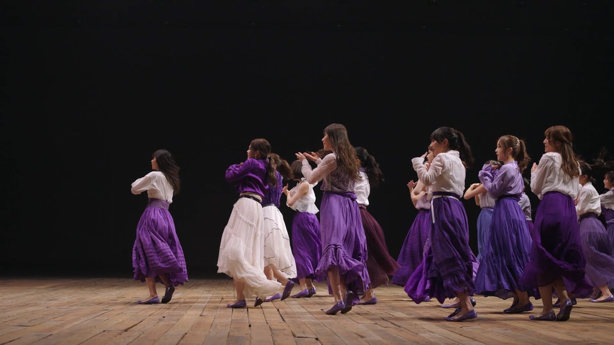 1 ⊿ Sing Out [MV & Performance Costume]The key item is the purple leather belt, of which every member received custom one.The costume designer was inspired by the linen skirts of the 1920s, but dyed purple to tie it in with Nogizaka's official colors https://twitter.com/korobizaka/status/1272229044533317637?s=20