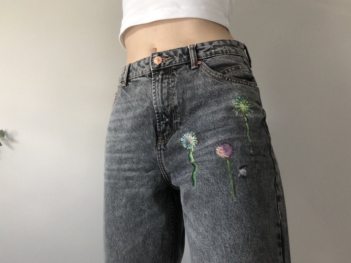 customjeany's tweet photo. Salut à tous ! Je fais des customs sur des pantalons/veste en jean qui résiste aux lavages. Je fais ca sur mon temps libre donc si vous êtes interessés de passer commande —> dm ! Je prends toute sorte de demande que cela soit des scènes d’animés/films ou des tableaux !! https://t.co/9Dbzb8Jcas