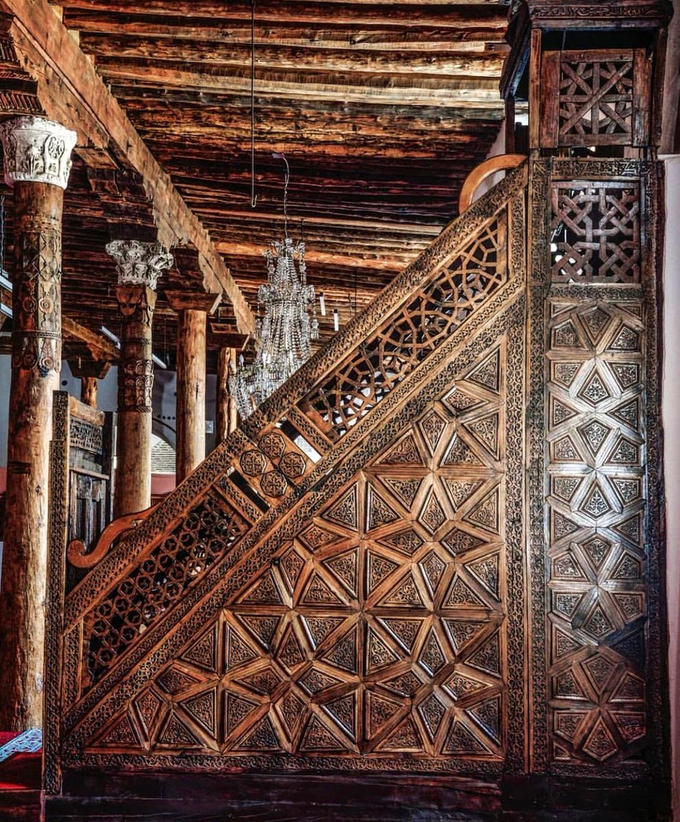 *Minber yerinde mi? 

*Sözlükte “yükselme; yükseltme” anlamlarındaki nebr kökünden türeyen minber kelimesi “kademe kademe yükselerek çıkılan yer” demektir.

Yapı ziyaretlerimde orijinal ahşap minberleri yerinde bir bütün görmek ayrı bir huzur verir bana. 
Yapının kalbidir minber!