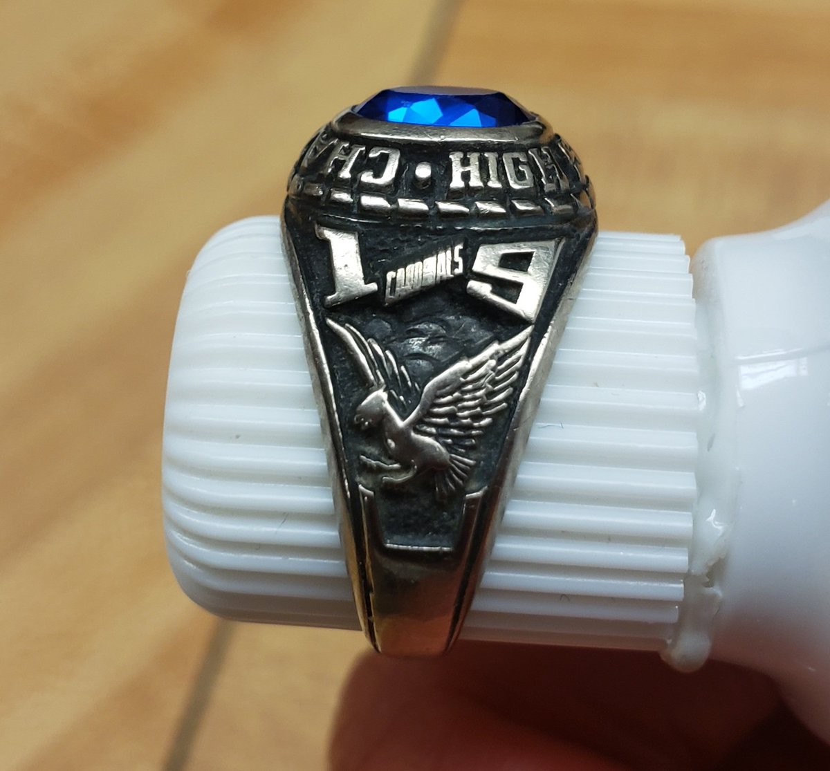 TriciaLBerry's tweet photo. This class ring was found by a sweet lady in Missouri. Per her note "found at the swimming beach area of Mozingo lake in Margvile, MO". If someone recognizes this please call CHS.@ChadronHS https://t.co/g5858U2vag