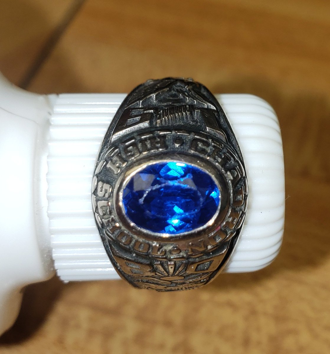 TriciaLBerry's tweet photo. This class ring was found by a sweet lady in Missouri. Per her note "found at the swimming beach area of Mozingo lake in Margvile, MO". If someone recognizes this please call CHS.@ChadronHS https://t.co/g5858U2vag