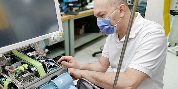 To provide high-quality care, it is essential for vital equipment to be in top shape. The biomedical engineering team is working hard to maintain ventilators and IV pumps for #COVID19 patients at #SinaiHealth.

Thank you all for everything you do.