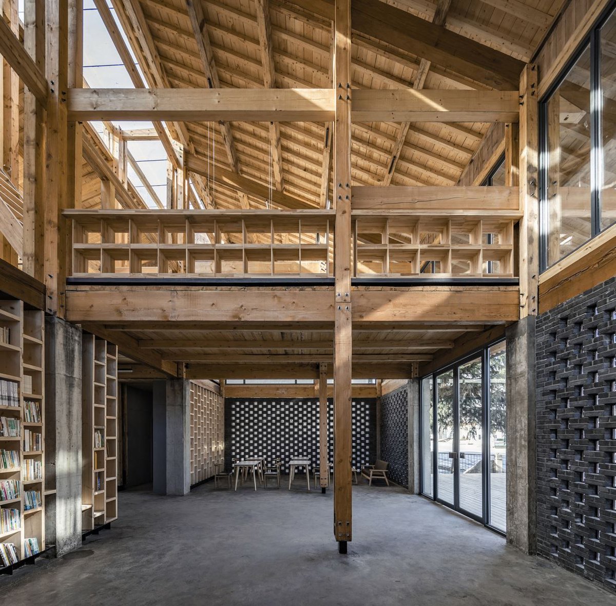 arquitect_viva's tweet photo. A partir de la transformación y reutilización de los restos de hormigón de una casa que nunca se completó, se levanta el centro comunitario para la aldea china de Yuanheguan, añadiendo un nivel superior de madera para minimizar la carga sobre lo existente 
https://t.co/8faEW6ZXl4 https://t.co/S1OfkIKUbW