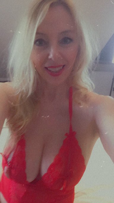 All in red tonight xx 💋 https://t.co/zX70ZZarH0