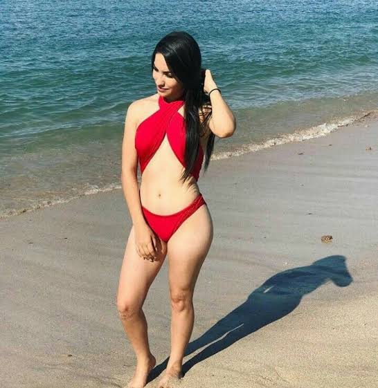 _girlyoutube's tweet photo. Aquí siendo bien puta solo por usar bikini✌️😍 como dice mi querida notihot https://t.co/wTVo9wtaKY