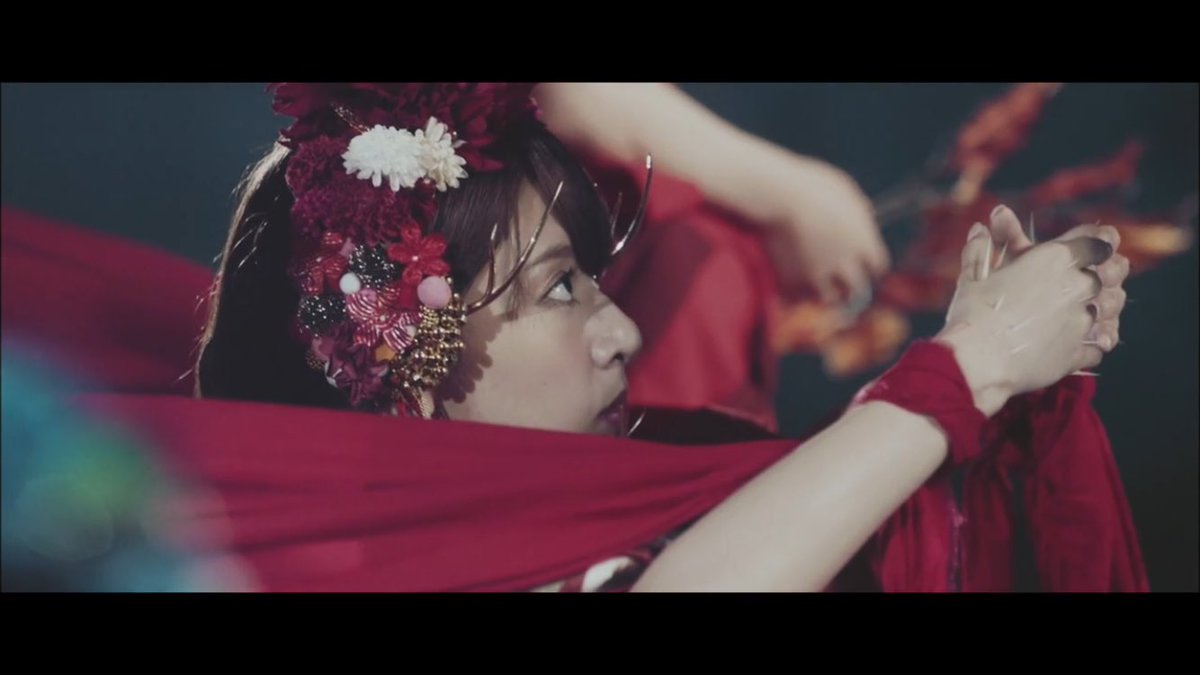 8 ⊿ Sayonara No Imi [MV Prop]The golden antlers headpiece worn by Hashimoto Nanami in the Sayonara no Imi video was made by jewelry designer Mika Fukamitsu. It's a truly gorgeous piece and such a memorable part of the music video! https://twitter.com/korobizaka/status/1272229061306318851?s=20