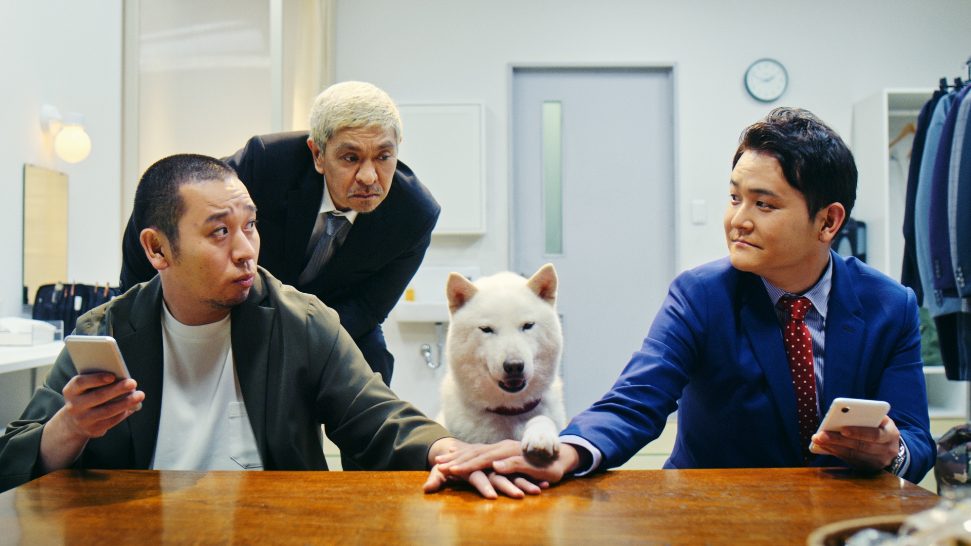 Softbank 勝手にhero S 松本さんとお父さんが千鳥さんのケンカを仲裁 今回は假屋崎省吾さんが自前の衣装で登場 豪華な衣装にも注目してみてくださいね T Co Wr8phwx3d5 松本人志 千鳥 千鳥ノブ 千鳥大悟 Softbank T Co