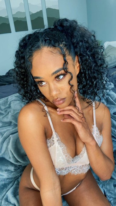 I need more pussy in my life🥺...which one of you beautiful babies is gonna let Scarlit give you the daddy