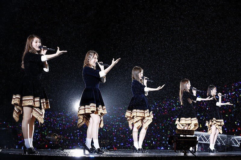 9 ⊿ FNS 2015 Festival [Performance Costume]Voted best costume by the Nogi members themselves, this elegant dress is a stand-out for being one of the few black dresses they've worn. Onai said she was inspired by golden painting frames for this design. https://twitter.com/korobizaka/status/1272229064548417541?s=20