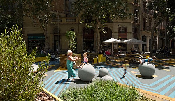 ¿Cómo las #supermanzanas llenan de vida las calles? Interesante artículo de #Escofet! bit.ly/2Y40gmZ #superilles #superblocks #espaciopublico  #urbanlife #mobiliariourbano #superillasantantoni #supermanzana #supermanzanasantantoni