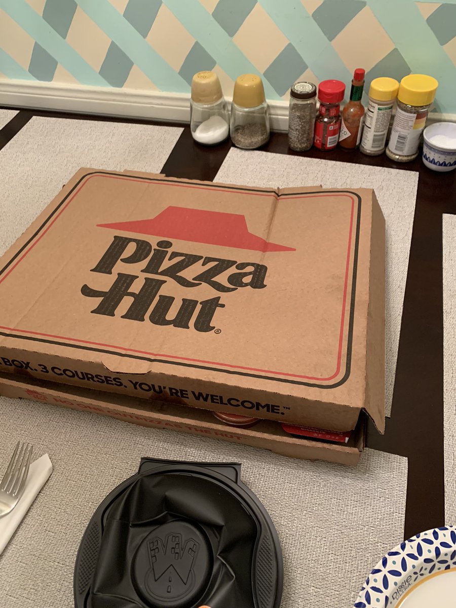 cfrservices's tweet photo. @pizzahut this is your delivery? An hour after delivery time by app. Missing breadsticks, crushed containers and cold food. Wouldn’t recommend you to anybody. https://t.co/iVANYcpyLF