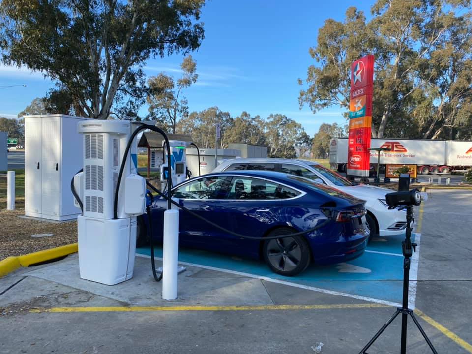 Caltex and Evie Networks partnership is on the charge: The first of six Evie Networks ultra-fast EV charging stations at Caltex/Ampol retail outlets in Victoria and New South Wales is up and charging. The Avernel site is… dlvr.it/RYhpz0 #solarenergy #solarpv #solar