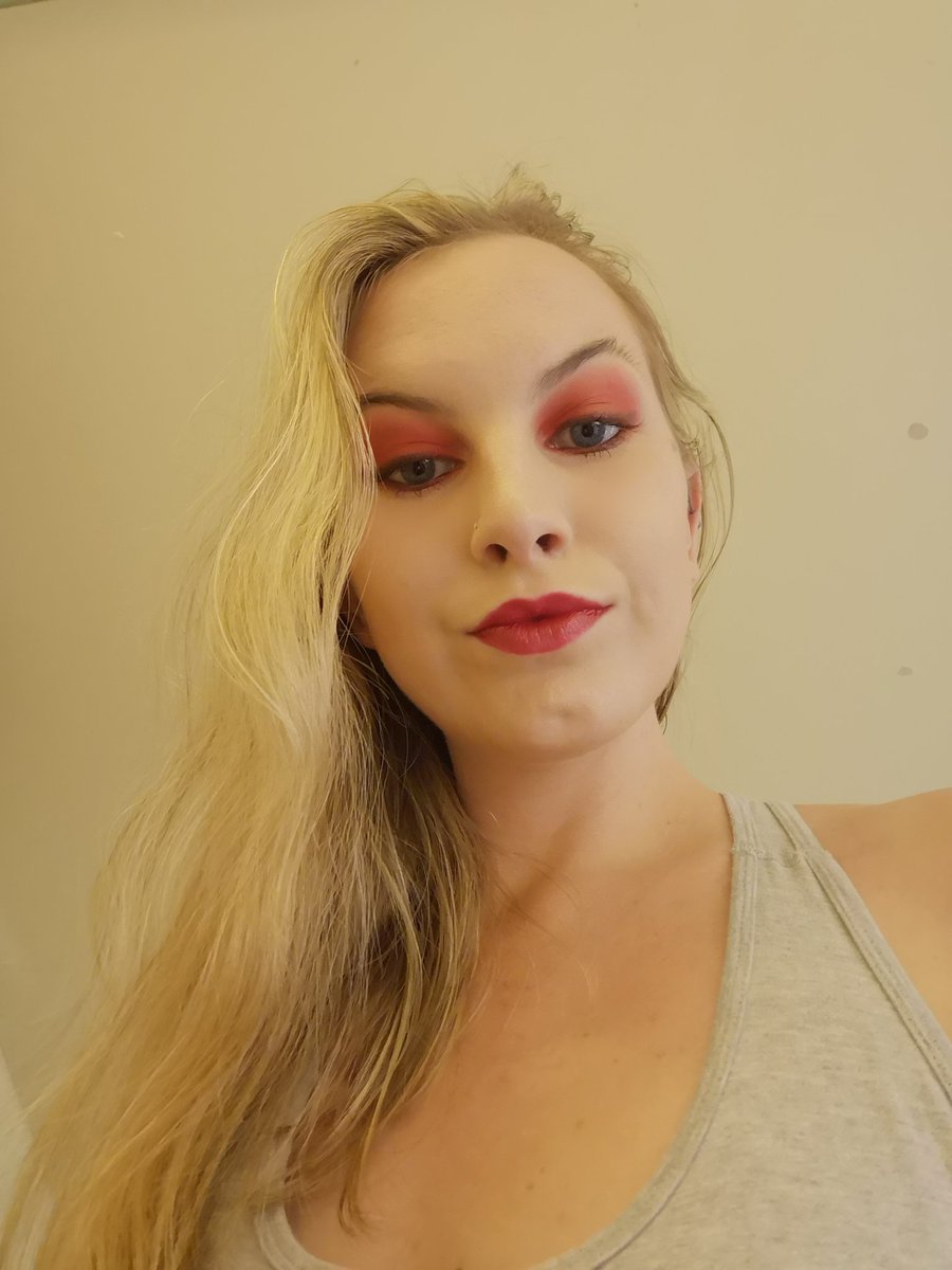 Carascreations2's tweet image. From sassy to scary! A sassy sexy vampire look, why the fudge not! ❤️⚰️ #Dracula #gothic #classymakeup #fun share, comment and like, it will be much appreciated! Much love! ❤️