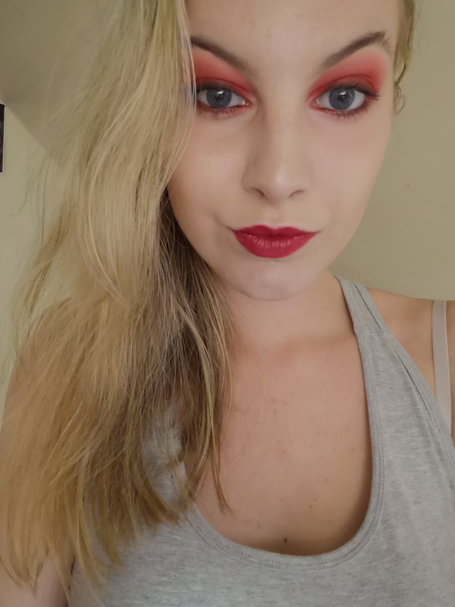 Carascreations2's tweet image. From sassy to scary! A sassy sexy vampire look, why the fudge not! ❤️⚰️ #Dracula #gothic #classymakeup #fun share, comment and like, it will be much appreciated! Much love! ❤️