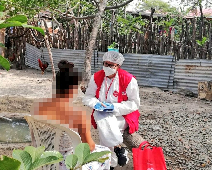 MimpPeru's tweet photo. #Tumbes | Equipo de Itinerante de Urgencia del Programa #Aurora se trasladó al distrito El Papayal, en Zarumilla, para dar atención integral a mujer víctima de violencia de género por parte de su pareja. La @PoliciaPeru trabaja para capturar al agresor. 🇵🇪🙌 https://t.co/QeF9RDFY8f