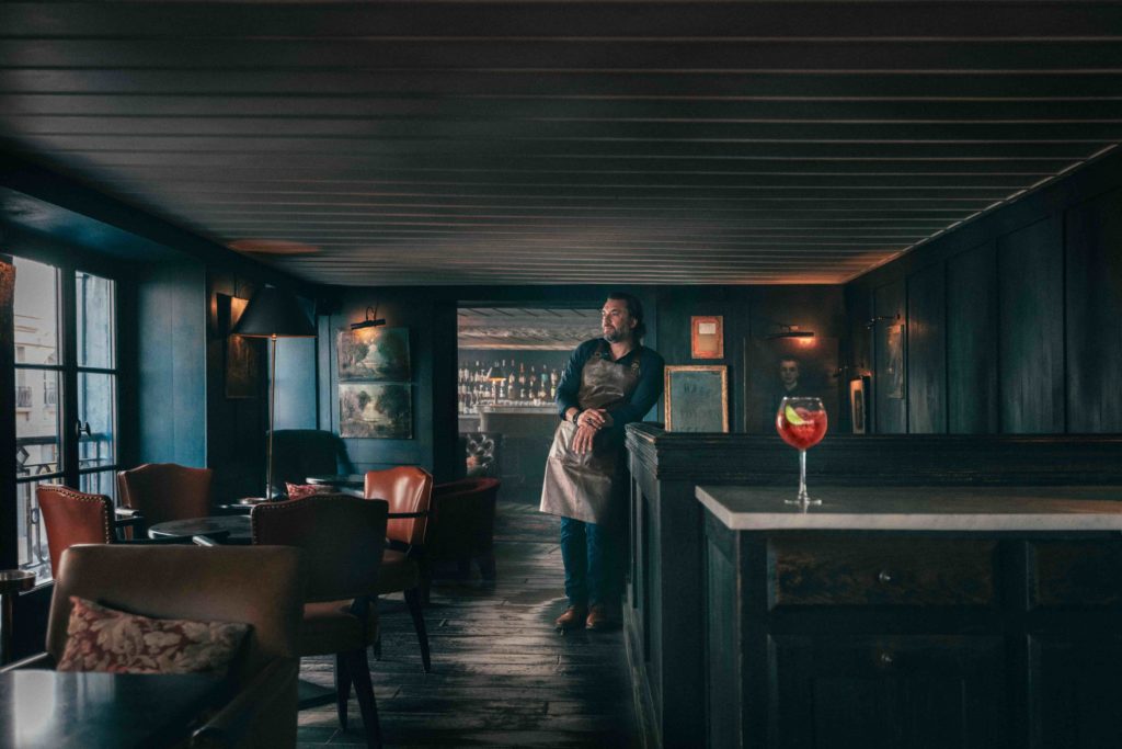 landais_cedric's tweet photo. 🍹📸💙🍸Magnifiques et exceptionnelles photos de #fredericdepontcharra pour la campagne de @campari #CampariUnlockstheUnexpected
incarnée dans de magnifiques bars parisiens pendant le #confinement
@hoteldecrillon #lesinnerhotel #lehibou #lemurat #harrysnewyorkbar https://t.co/nHOQeQqvK2