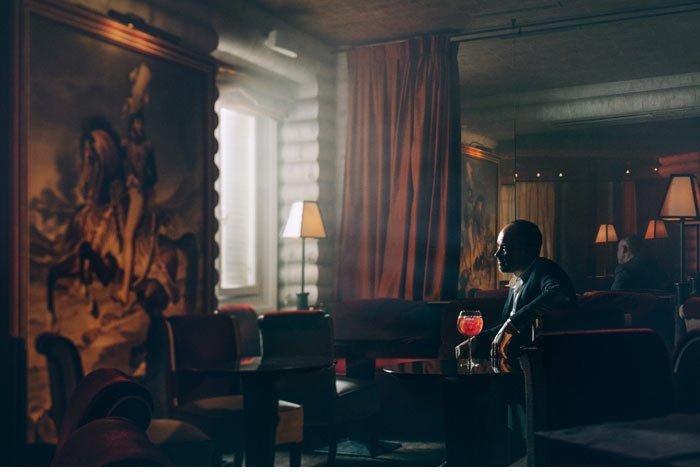landais_cedric's tweet photo. 🍹📸💙🍸Magnifiques et exceptionnelles photos de #fredericdepontcharra pour la campagne de @campari #CampariUnlockstheUnexpected
incarnée dans de magnifiques bars parisiens pendant le #confinement
@hoteldecrillon #lesinnerhotel #lehibou #lemurat #harrysnewyorkbar https://t.co/nHOQeQqvK2