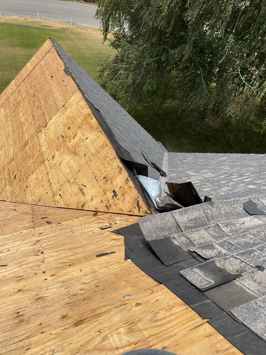 Luizr209's tweet image. Fucking hot, I need a beer #RooferProblems