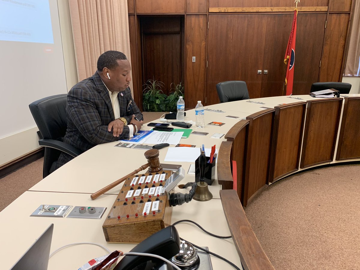 SCSSuptRay's tweet photo. Let me be clear: A device is just a device. It’s no different than giving a student a textbook. A device does not replace TEACHERS. To REIMAGINE teaching and learning @SCSK12Unified, we must reimagine student access to technology. #BridgingTheDigitalDivide https://t.co/tCyxQhorgY