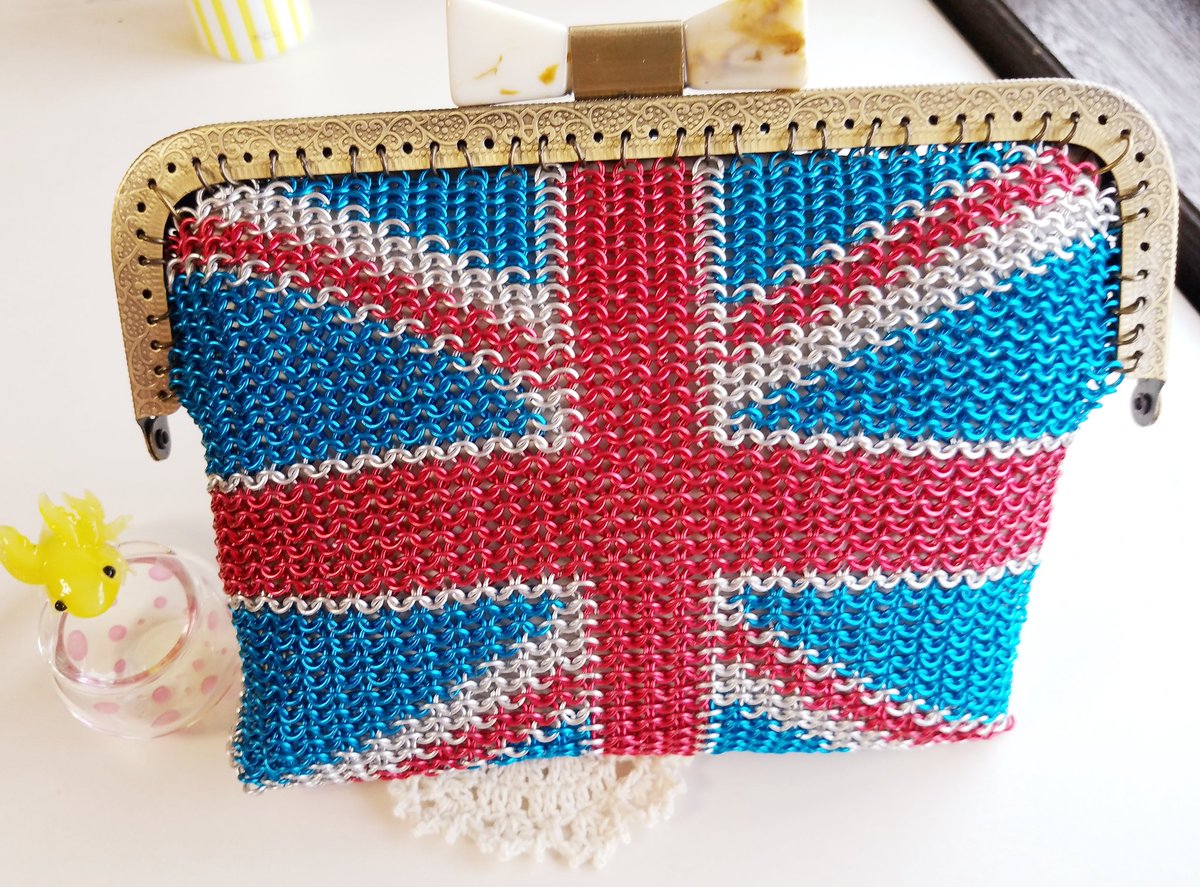 輪っかや あもう 以前にイギリス国旗柄をチェインメイルで作りたくて作った 色付きワイヤーがまだまだ余ってるから 赤 青 白カラーの国旗なら作れるかな