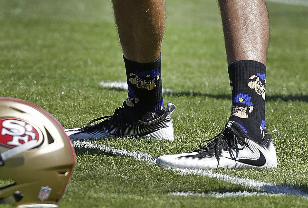 Johnny_Joey's tweet photo. While the media goes bizerk over @CoachGundy wearing an @OANN T-shirt, just remember they praised @Kaepernick7 for wearing a murderous dictator, a murderer and pig socks. Neither deserves professional repercussions for exercising their free speech, but one is absolutely worse: https://t.co/gEXafPisJT