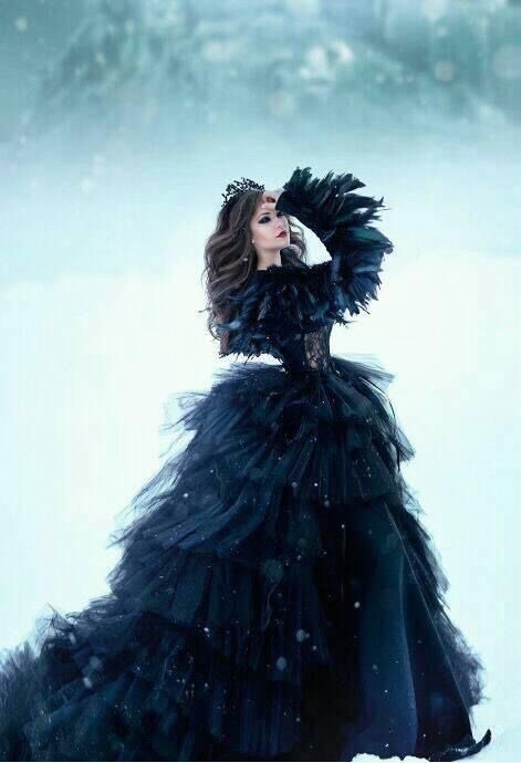 Fantasy gown, Crown and Wepon! https 