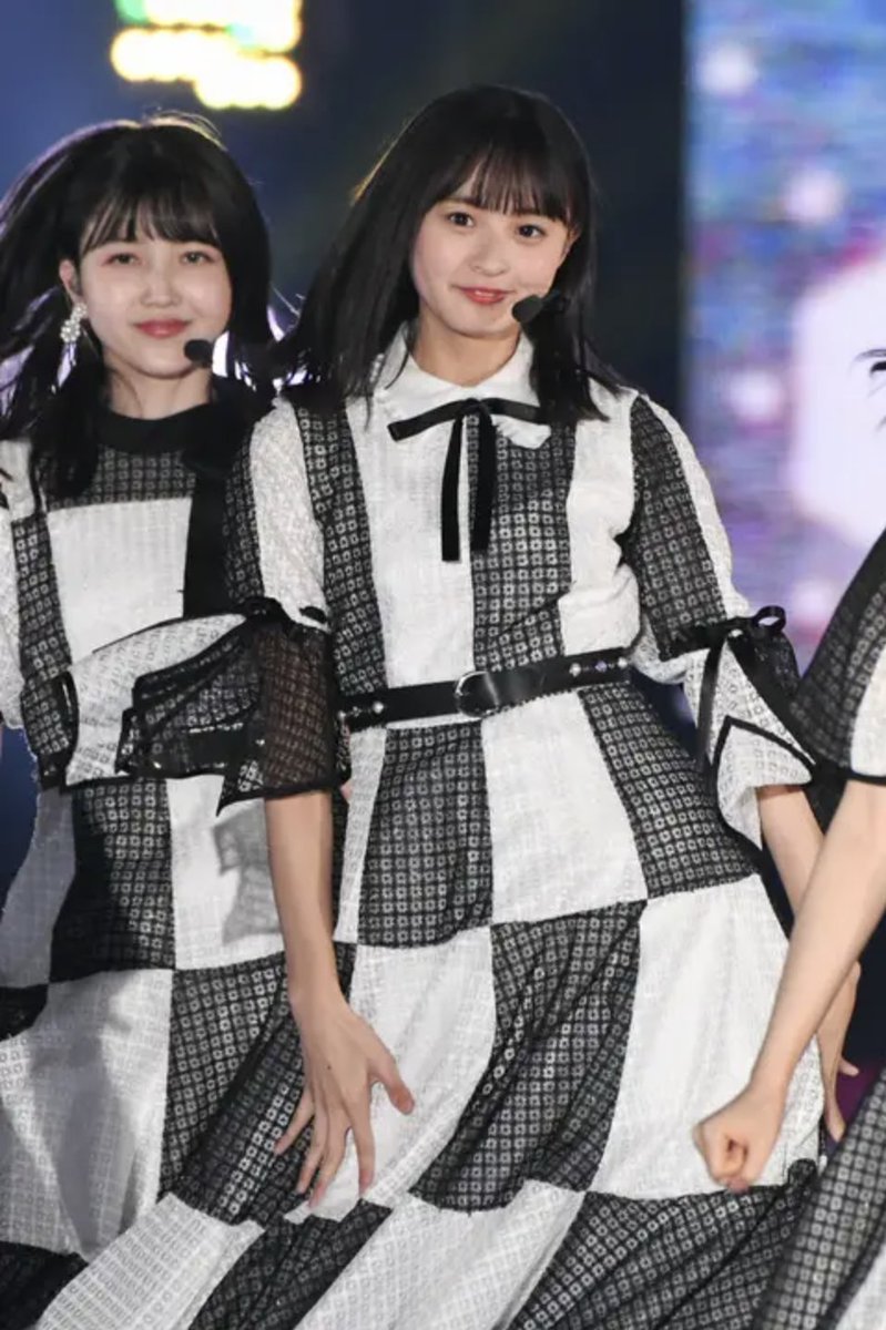 16 ⊿ Yoakemade Tsuyogaranakutemoii [Performance Costume]Designed by Onai, this checkered black-and-white dress is perhaps one of the most memorable Nogi dress in recent years. The flowiness of the dress matches the dance and feel of the song perfectly! https://twitter.com/korobizaka/status/1272229080541343746?s=20