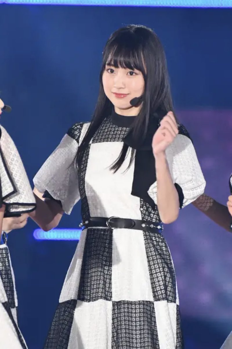 16 ⊿ Yoakemade Tsuyogaranakutemoii [Performance Costume]Designed by Onai, this checkered black-and-white dress is perhaps one of the most memorable Nogi dress in recent years. The flowiness of the dress matches the dance and feel of the song perfectly! https://twitter.com/korobizaka/status/1272229080541343746?s=20